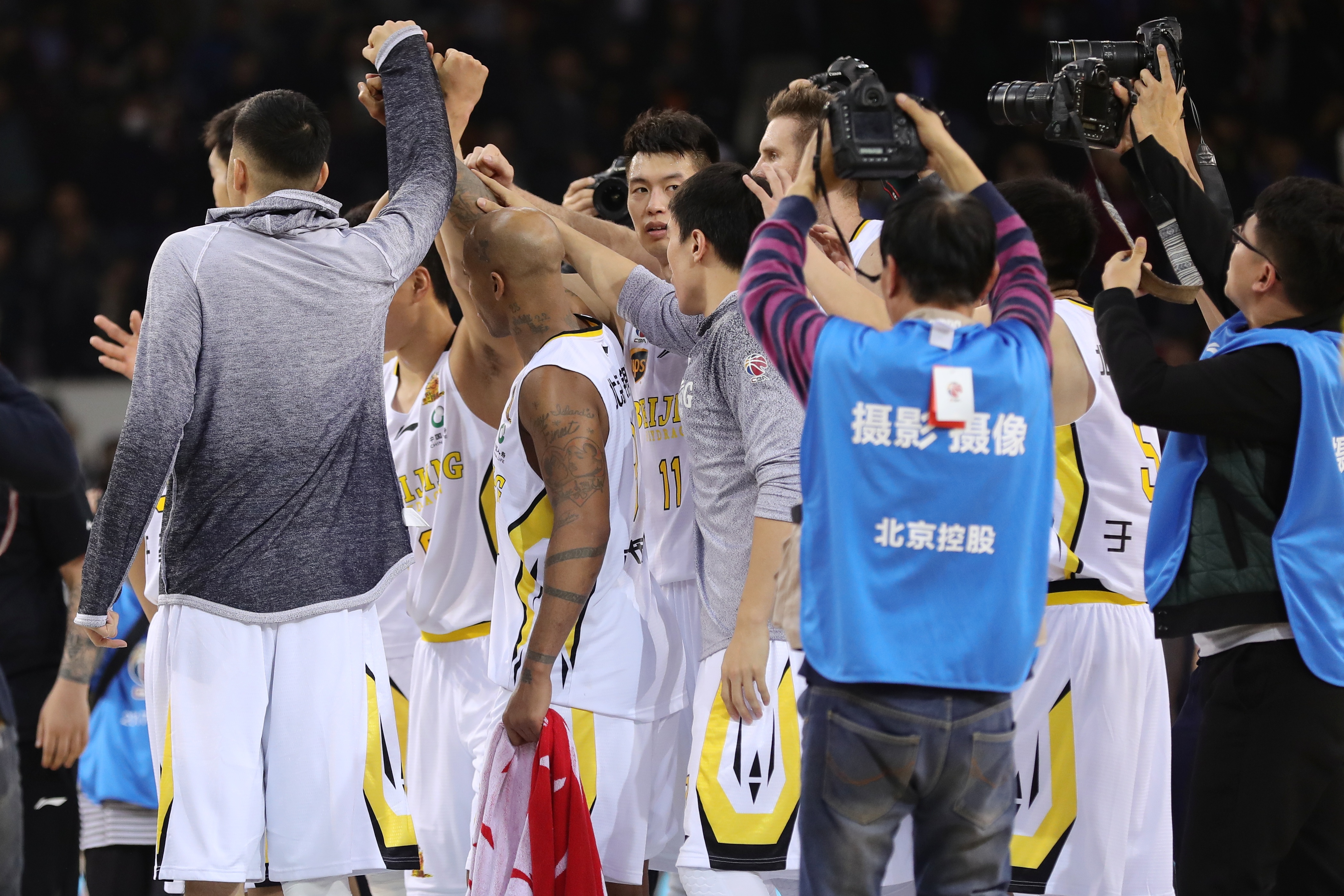 kaiyun.com -赛前体能课后；马赛豪取连胜备战CBA季后赛；引发热议；团队化学反应显著 